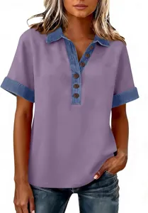 Detailansicht eines lila Damen-Poloshirts mit kurzen Ärmeln und Akzenten aus Denim-Kragen