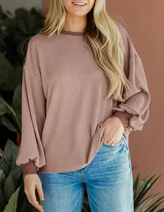 Detailopname van mauve gestreepte gebreide losse damessweatshirt met pofmouwen