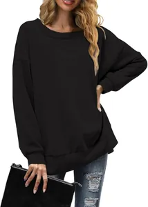Detalle de sudadera negra holgada de manga larga con cuello redondo ancho