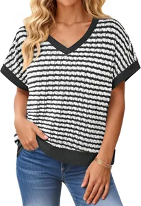 Gedetailleerde weergave van gebreid T-shirt met V-hals en strepen voor dames mode