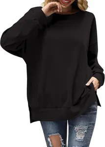 Vista detallada de una sudadera negra holgada de cuello redondo para mujer