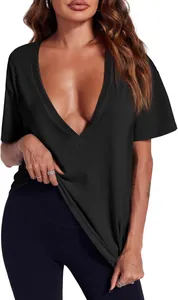 Détail d'un t-shirt noir pour femme avec un col en V profond et une coupe décontractée élégante.