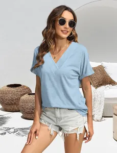 Donna che indossa una maglietta azzurra con scollo a V in un elegante ambiente estivo