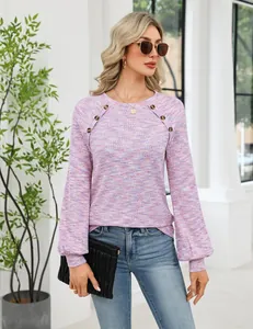 Close-up van een dames-wafelgebreid shirt met lange mouwen en decoratieve knopen