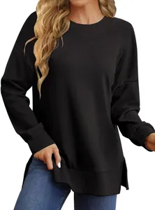 Detalle de sudadera negra para mujer de cuello redondo oversize con aberturas laterales