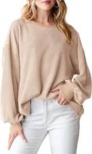 Detailweergave van een beige getextureerde geribbelde sweatshirt met lange mouwen, los.