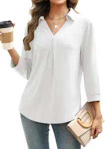 Elegante Damenbluse mit V-Ausschnitt in Weiß, kombiniert mit Jeans und einer Clutch
