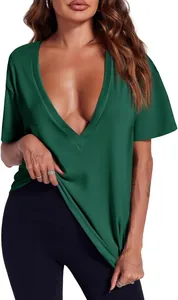 Vue détaillée d'un t-shirt sexy pour femme à col en V profond, manches courtes et ample, vert foncé