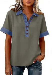 Nahaufnahme eines olivgrünen Poloshirts mit Besatz aus Denim und Knopfleiste.