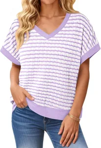 Detailweergave van een stijlvol dames-T-shirt met V-hals en paars gebreide strepen