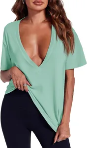 Vue détaillée du t-shirt sexy pour femme vert menthe à décolleté en V profond et manches courtes