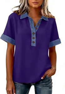 Hochwertige Detailansicht eines lila Damen-Poloshirts mit modischem Denim-Besatz