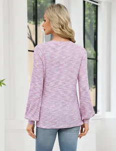 Achteraanzicht van een casual lichtpaarse wafelgebreide damesshirt met lange mouwen