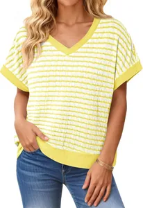 Detailopname van geel-wit gestreept gebreid dames-T-shirt met V-hals en losse pasvorm