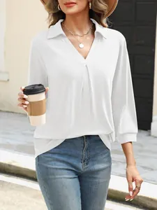Eleganter Damen-V-Ausschnitt-Pullover in Weiß mit Kragen und Faltendetail an der Vorderseite