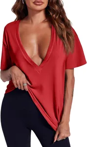 Détail du t-shirt rouge sexy avec col en V profond pour femme, haut d'été décontracté.