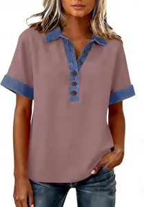 Modisches Damen-Poloshirt in Altrosa mit Denim-Kragen und Knopfleiste im Detail