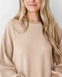 Gedetailleerd overzicht van abrikoos getextureerd losvallend sweatshirt met lange mouwen