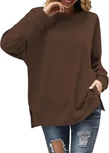 Detalle de sudadera oversize marrón oscuro con cuello redondo y aberturas laterales.