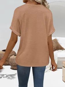 Vista posteriore di una t-shirt casual da donna color kaki con scollo a V e vestibilità