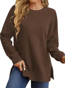 Vista detallada de sudadera marrón holgada para mujer con aberturas laterales de otoño