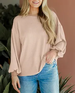 Gedetailleerde weergave van de wafelstructuur van een beige casual shirt met lange mouwen