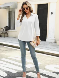 Elegante Damen Bluse in Weiß mit V-Ausschnitt und 3/4-Ärmeln kombiniert mit Jeans