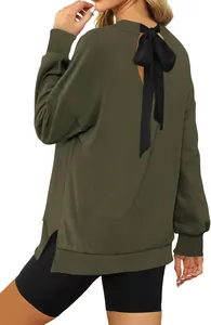 Sudadera holgada verde oliva para mujer con abertura en la espalda y un gran lazo negro