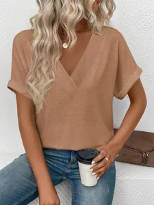 Primo piano di una t-shirt a maniche corte con scollo a V in tinta unita