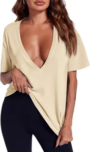 Gros plan d'un t-shirt beige sexy à col en V profond pour femme, idéal pour l'été
