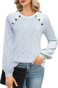 Detail van casual dameswafelgebreid shirt met lange mouwen en decoratieve knopen