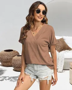 Dettaglio di una maglietta marrone ampia con scollo a V da donna per l'estate