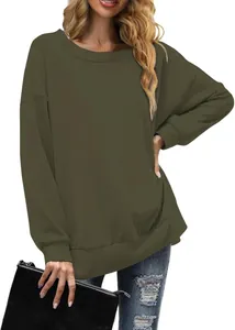 Vista detallada de una sudadera holgada de cuello redondo verde oliva para mujer casual