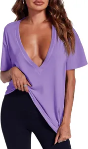 Gros plan du décolleté sexy en V profond sur un t-shirt d'été violet décontracté