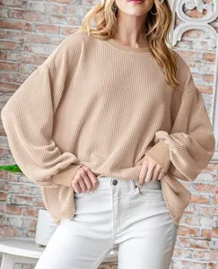 Detail van de beige oversized top met wafelstructuur en lange mouwen voor dames