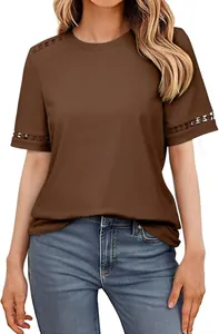 Detail des braunen Kurzarm-T-Shirts mit aufwendiger Lochstickerei an den Ärmeln.