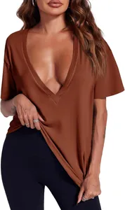 Vue détaillée d'un t-shirt sexy pour femme à col en V profond et manches courtes orange