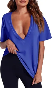 Gros plan d'un t-shirt bleu royal à manches courtes et décolleté en V profond pour femme