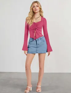 Haut fuchsia élégant avec cordon de serrage et manches longues évasées pour femmes.