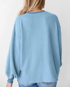 Achteraanzicht van lichtblauwe oversized sweatshirt met textuur en lange mouwen.