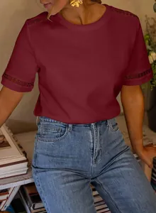 Detailansicht des weinroten Kurzarm-T-Shirts mit eleganter Spitzenstickerei an den Ärmeln.