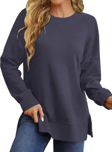 Vista detallada de sudadera oversize azul marino para mujer con aberturas laterales.