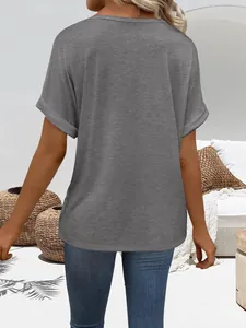 Vista posteriore di una t-shirt grigia da donna a maniche corte con scollo a V e vestibilità comoda