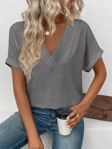 Primo piano di una t-shirt grigia da donna con scollo a V abbinata a jeans in denim.