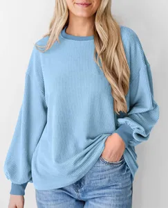Detailopname van lichtblauw gestructureerd sweatshirt met lange mouwen en losse pasvorm.