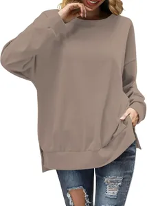 Detalle de la sudadera oversize marrón café con abertura lateral y textura de tela.