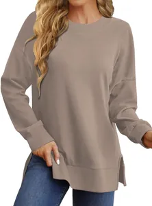 Detalle de sudadera marrón holgada para mujer con cuello redondo y abertura lateral