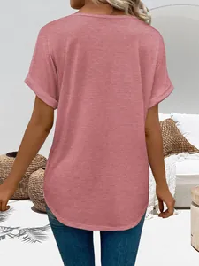 Vista posteriore di una t-shirt rosa ampia a maniche corte con bordo arrotondato e risvolti