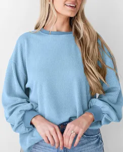 Detail van lichtblauwe sweatshirt met wafelstructuur, ronde hals en een ontspannen pasvorm.