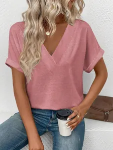 Primo piano di una maglietta casual da donna con scollo a V rosa e maniche
